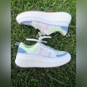 Women boutique sneakers 7.5